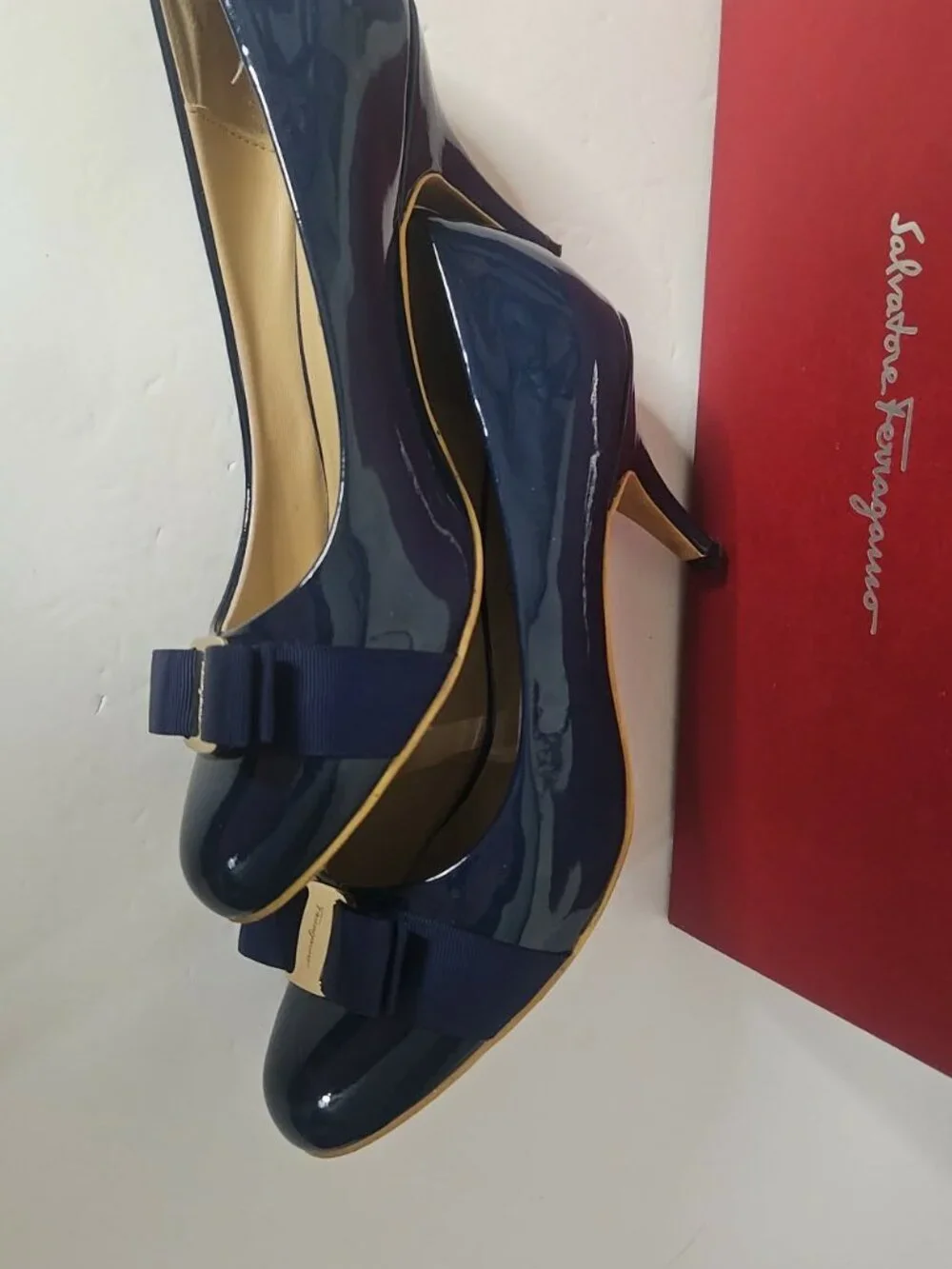 Salvatore Ferragamo Navy Patent Vara Bow Pumps Size 40 w/ Box